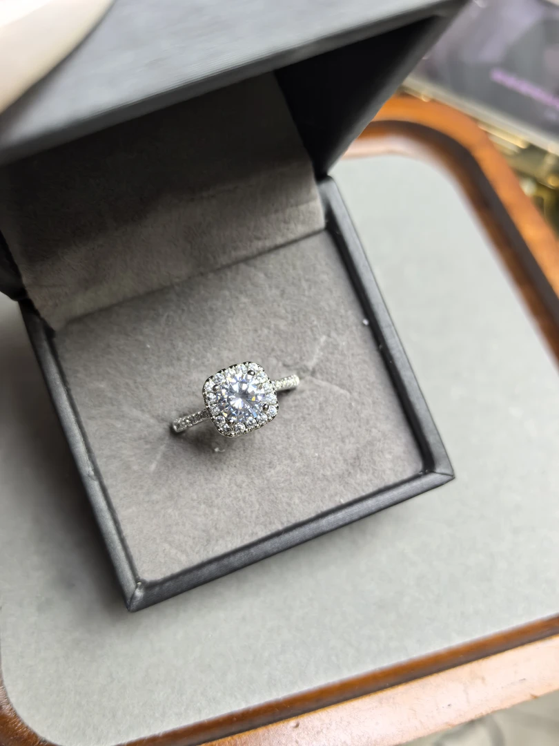 【钻彩珠宝】天然钻石戒指B83