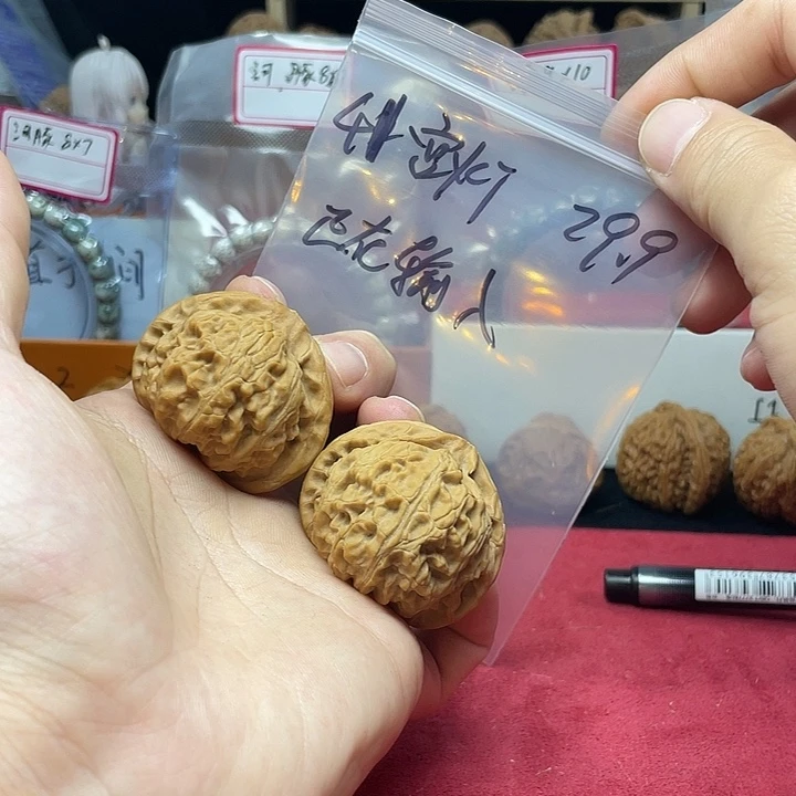 文玩核桃把件正****.宫灯