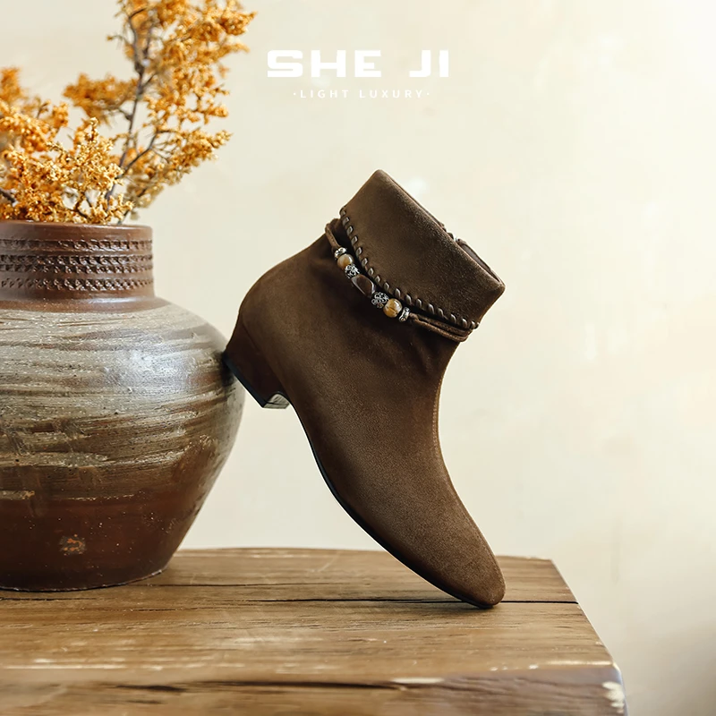 SHEJI奢季 复古尖头通勤不累脚串珠装饰女时装靴