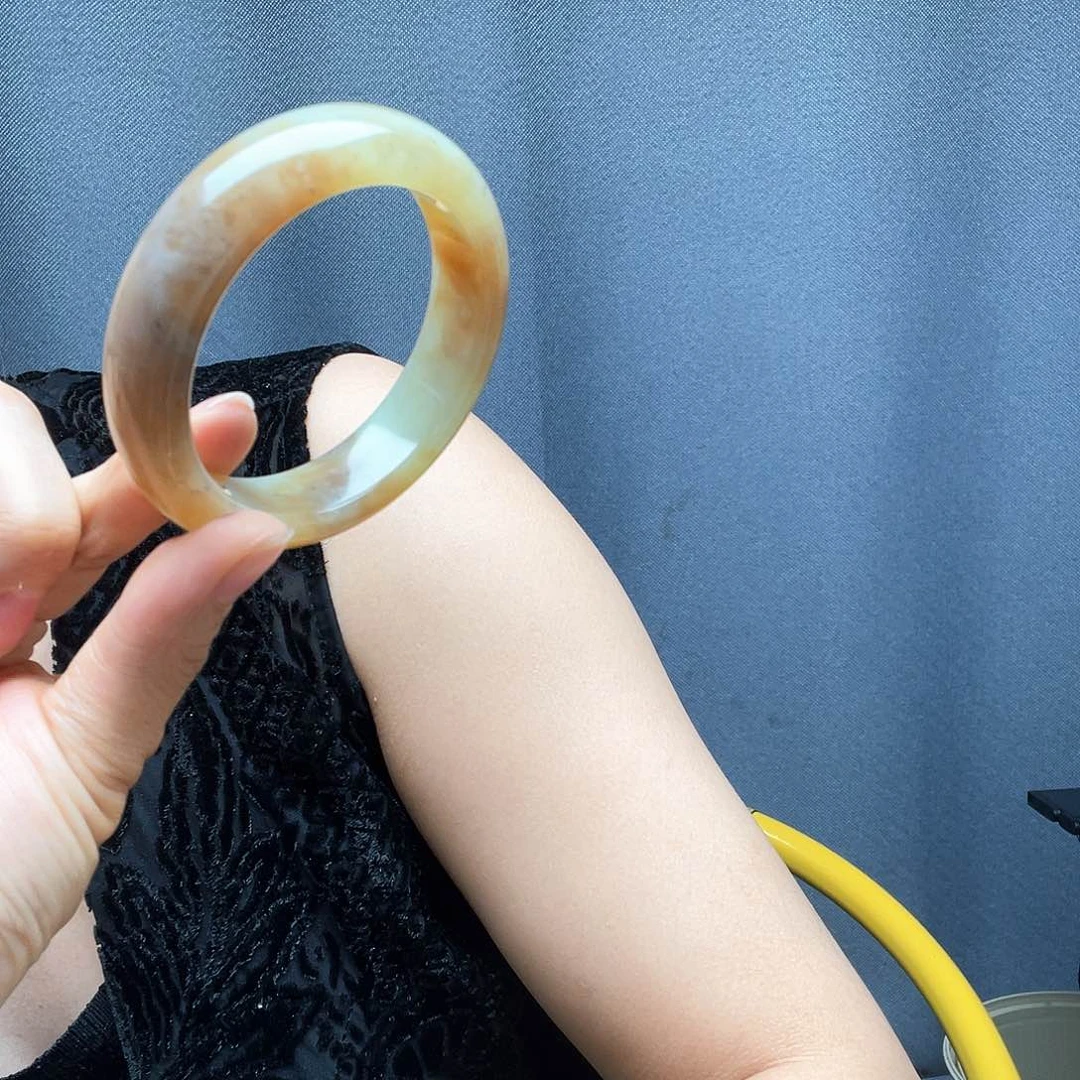 和田玉手镯未镶嵌好**连