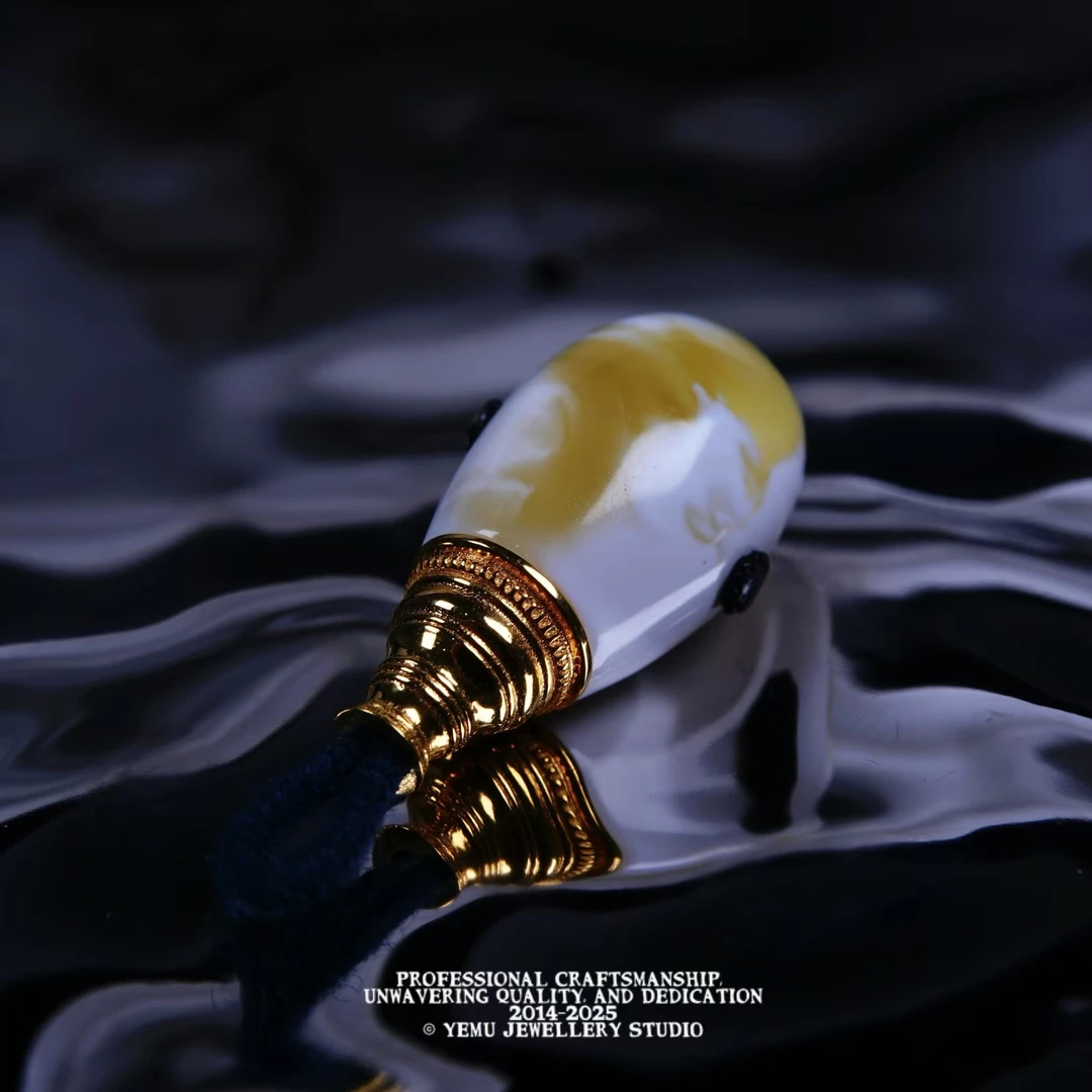 11.2毫米漆白溶洞分体金三通 一物一拍 天然俄料琥珀