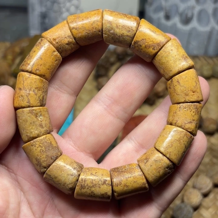 颈饰未镶嵌岫岩河磨玉（透闪石质玉）