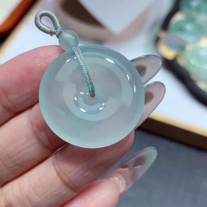 翡翠未镶嵌颈饰平安