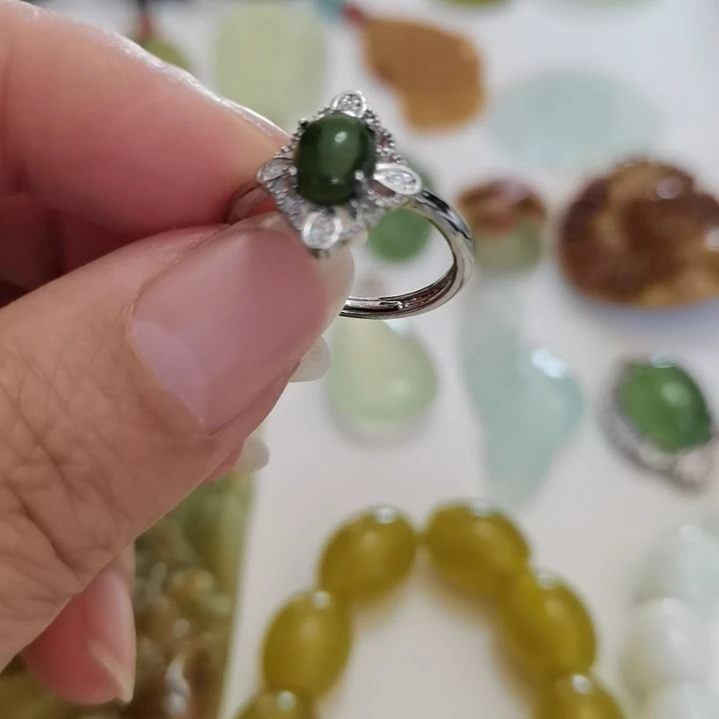 未镶嵌蛇纹石玉吊坠