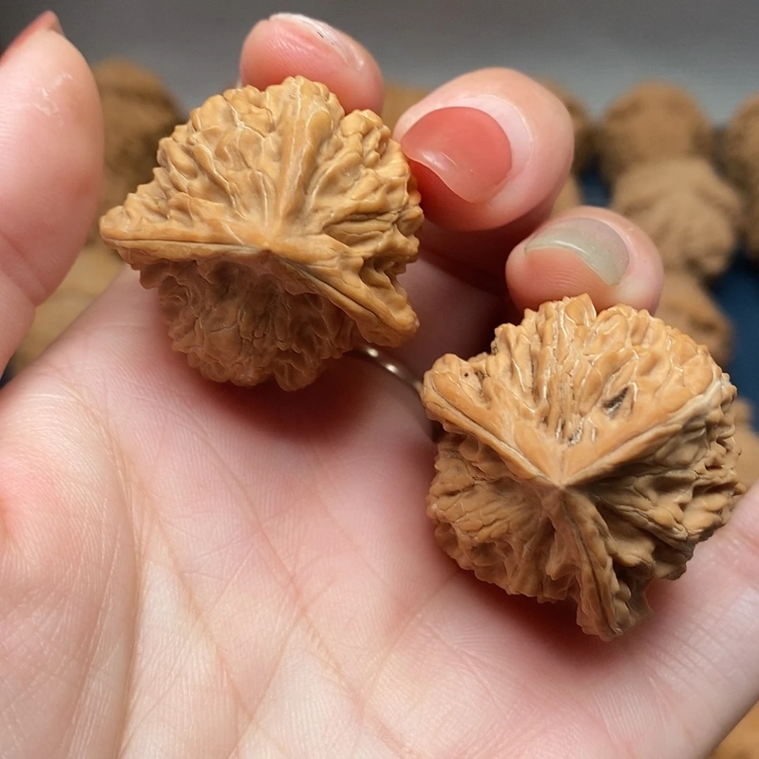 文玩核桃把件8三棱异形32.5