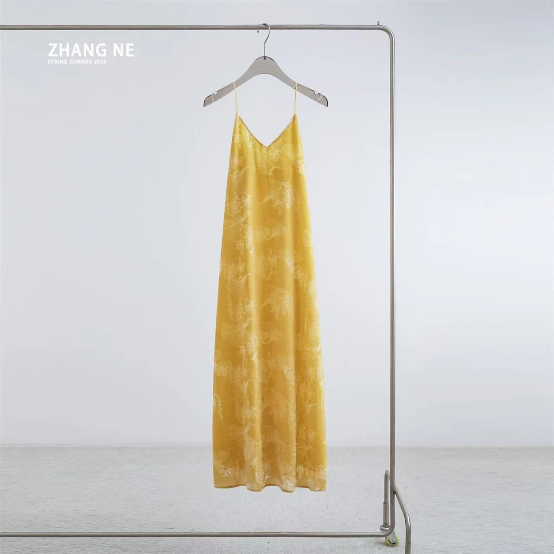 【ZHANG NE】秋季新款丝绒银杏叶烧花吊带连衣裙-25062075006