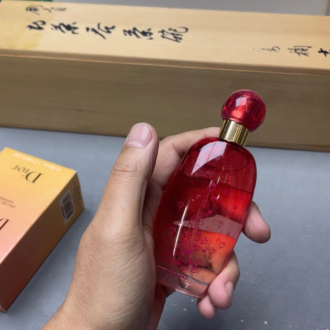 南***宇瓷片密密麻麻地铺满一层