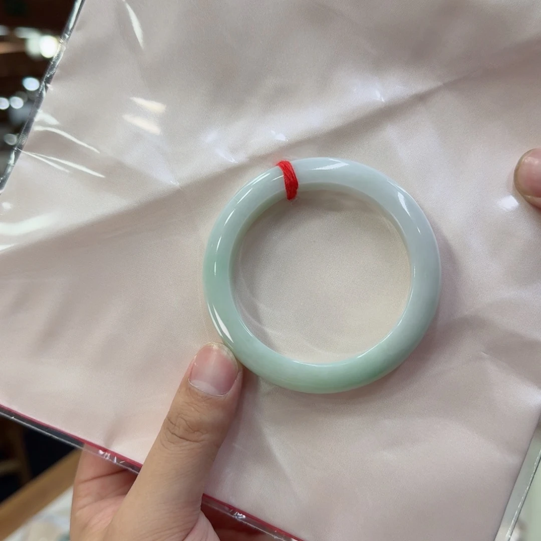 翡翠手镯未镶嵌翡翠