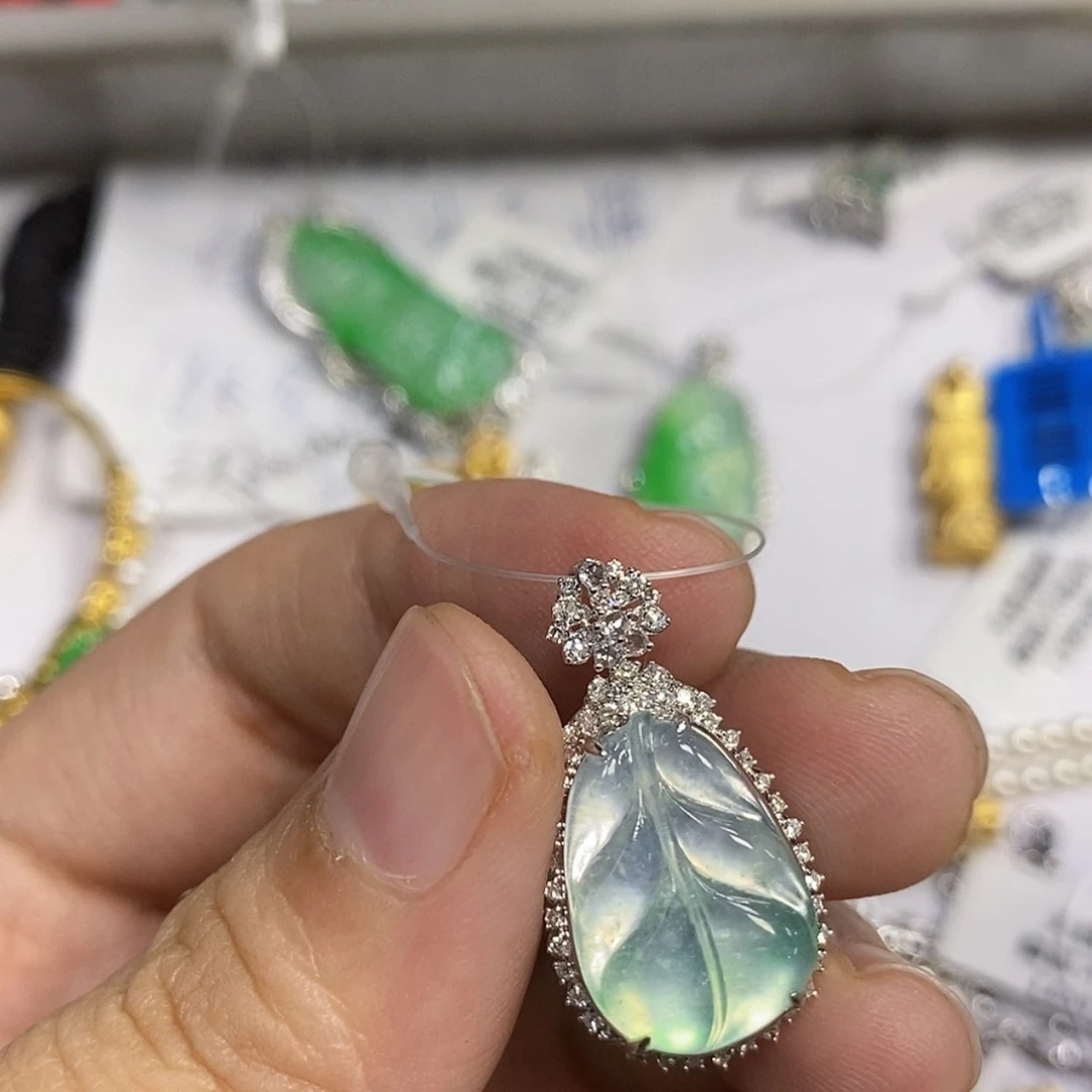 【闪购商品】颈饰18K金镶嵌翡翠喜*儿吊坠