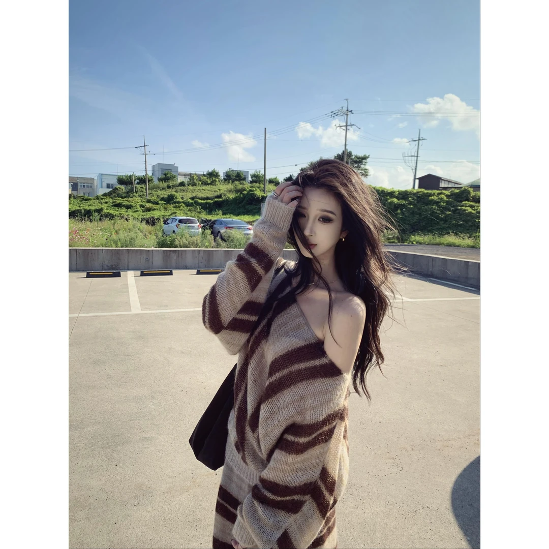 轻奢网红款巴塞尔落日斜肩条纹羊毛针织衫高腰半裙两件套女时尚