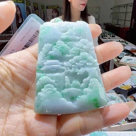 翡翠未镶嵌颈饰一个