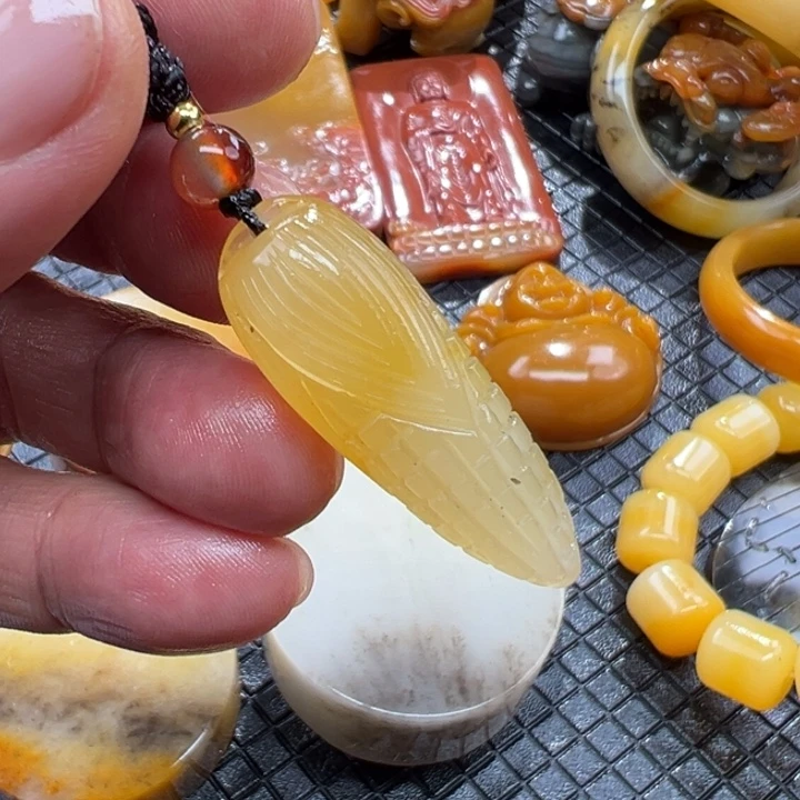 石英质玉（黄龙玉）颈饰未镶嵌那**·