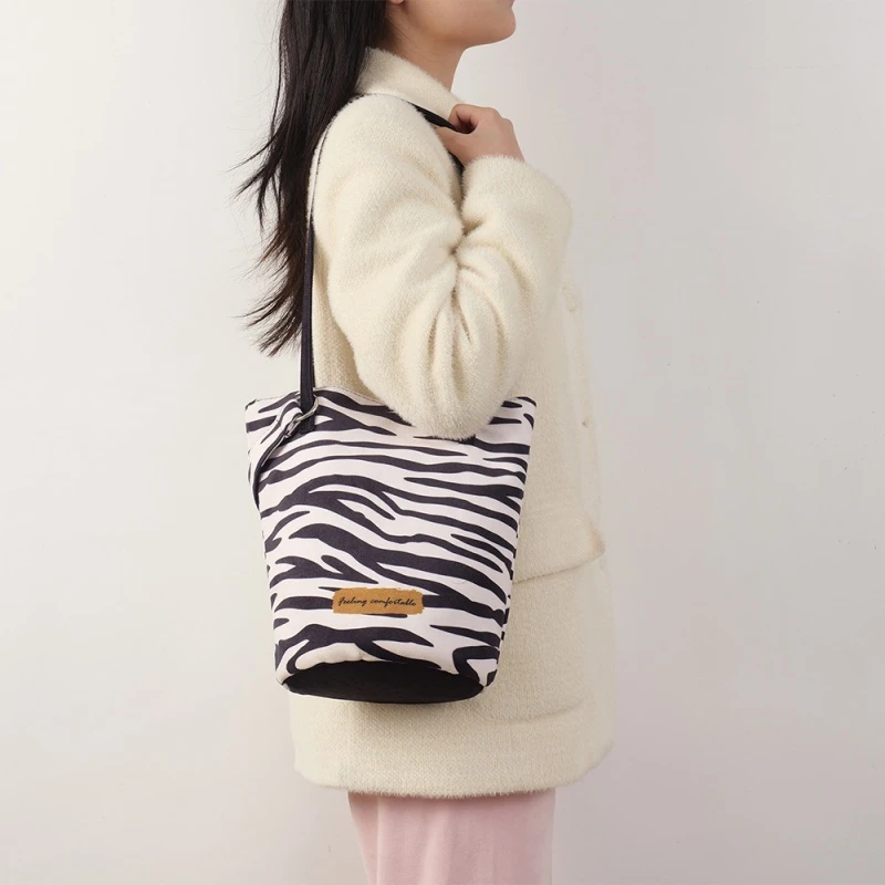 小糖主韩国帆布水桶包包包潮小众设计单肩包百搭森系斜挎包女女款