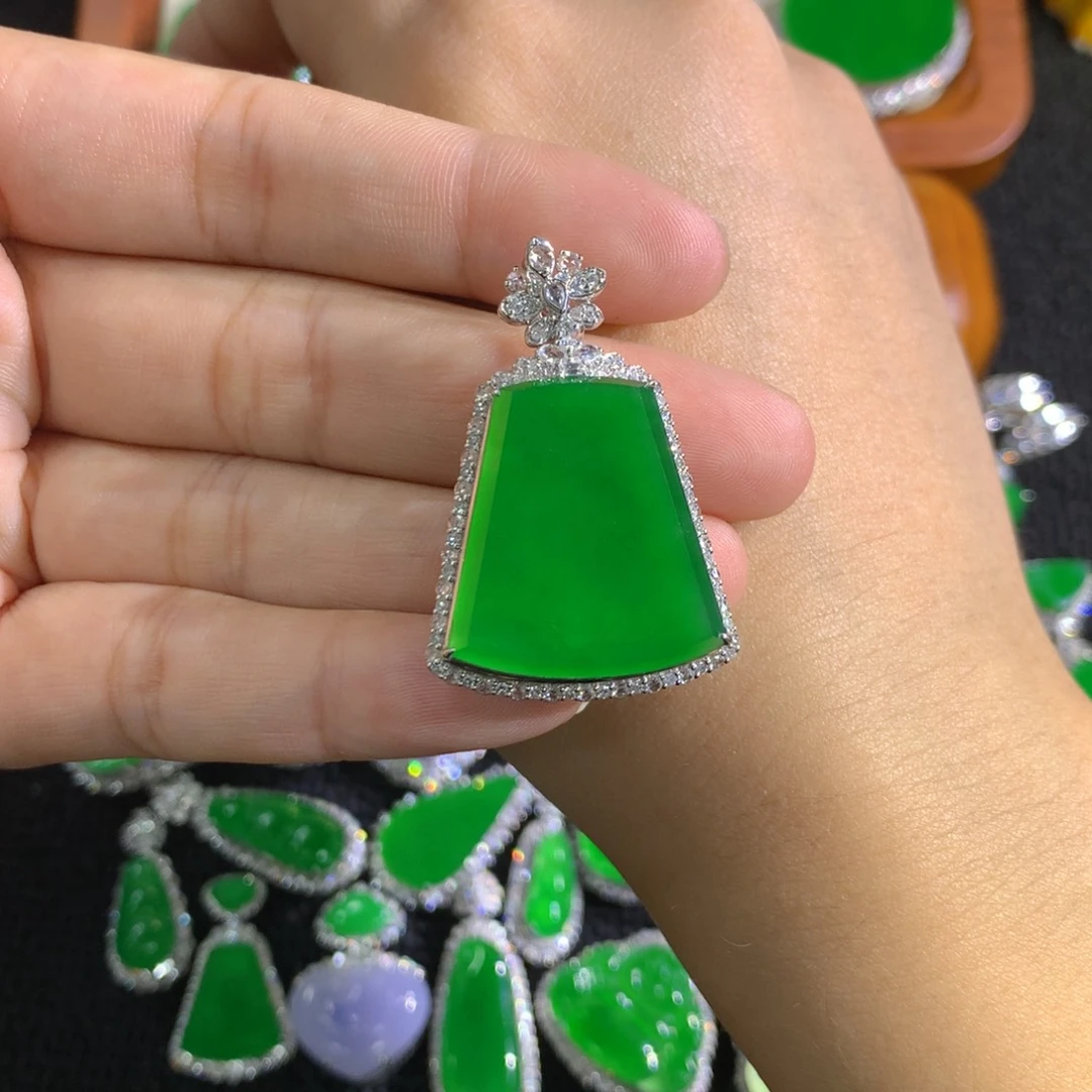 翡翠18K金镶嵌颈饰