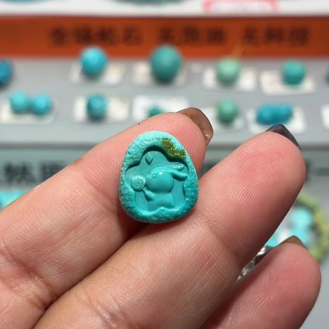 兔***然绿松石未镶嵌珠宝奇石