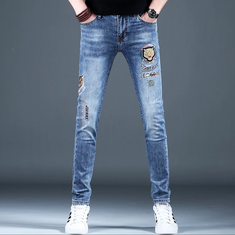 韩俊尼2025爆款男士夏季潮流浅蓝刺绣牛仔裤男装修身小脚百搭韩版