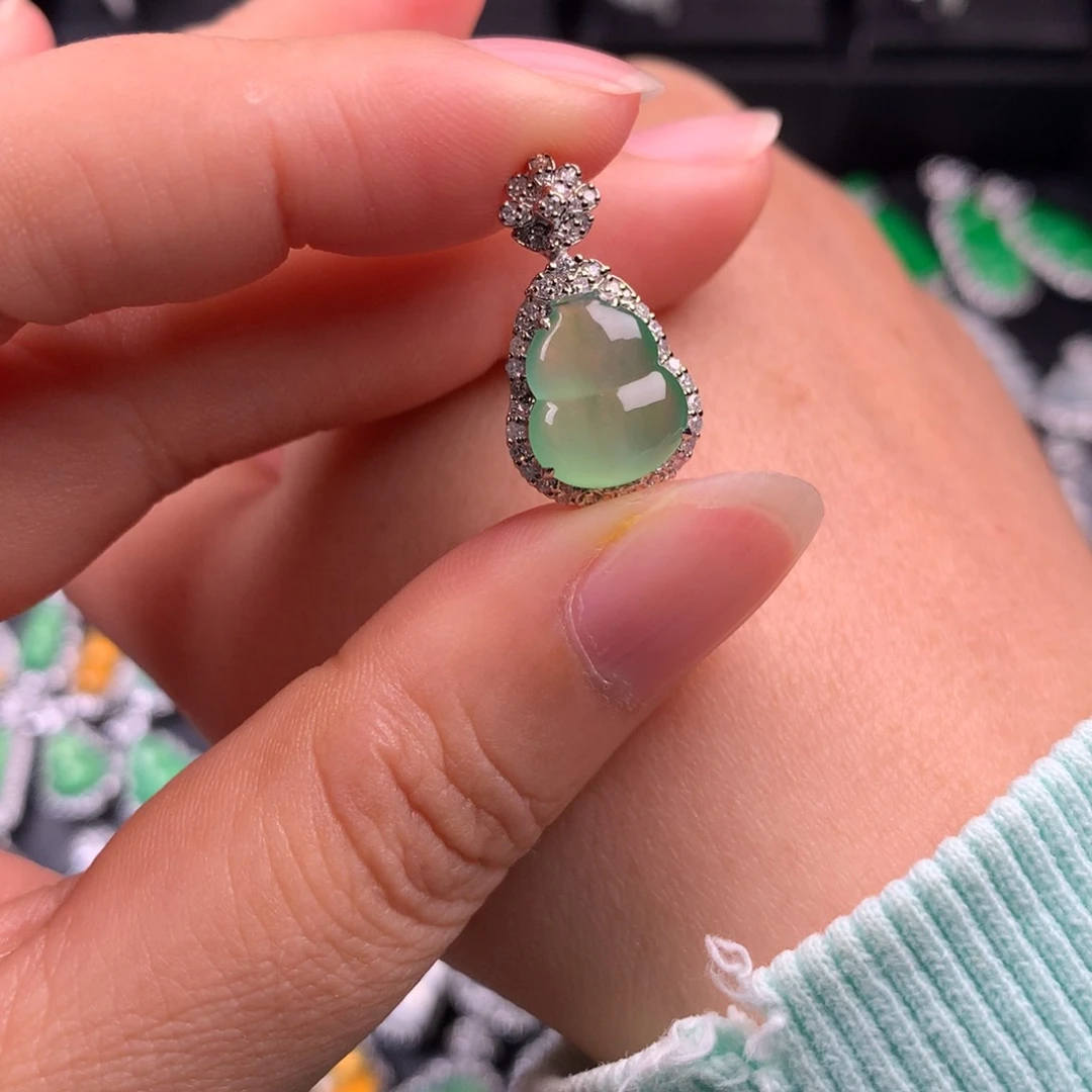 颈饰18K金镶嵌翡翠甜绿葫芦