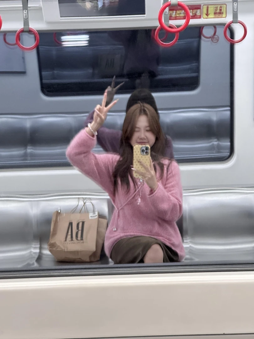 2026秋冬新款韩系气质网红粉色圆领针织衫高腰棕色半身裙两件套