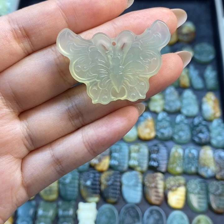 岫玉未镶嵌颈饰蝴蝶