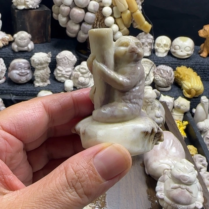 祥***技非金属配饰鹿角雕刻树懒