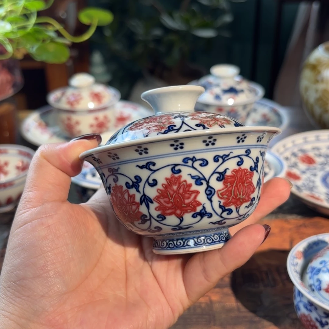 青花釉里红缠枝莲盖碗