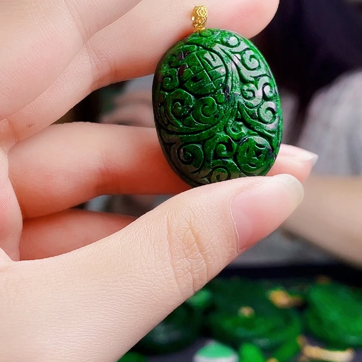 翡翠18K金镶嵌颈饰多样性