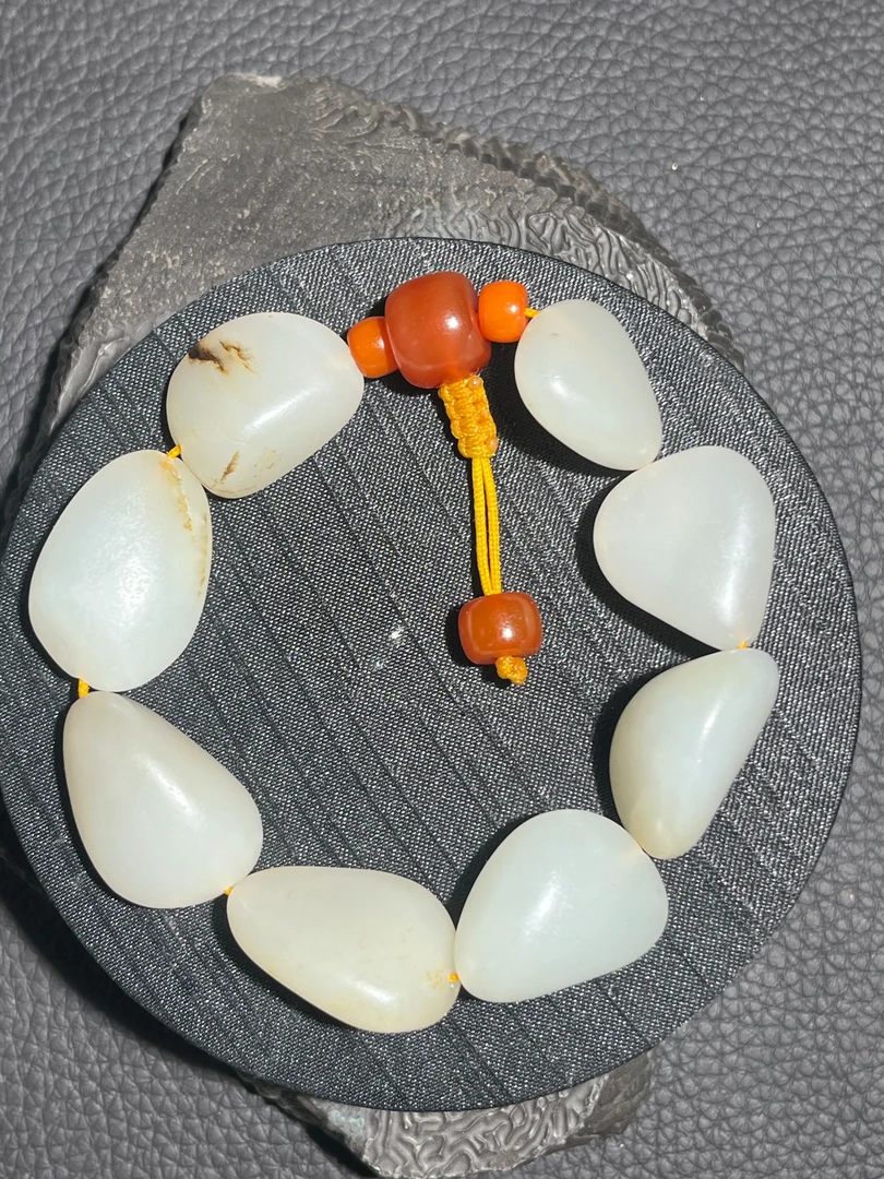 75克的重量，精美和田玉手串，肉质特别好，8给籽