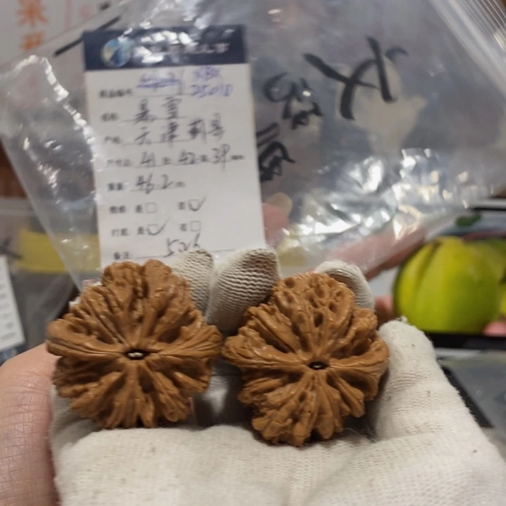 文玩核桃把件暴雪狮子头，41.25010