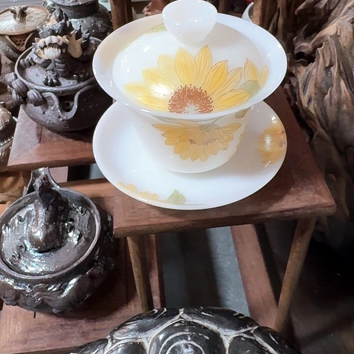 主人杯一个，瓷。。品茗