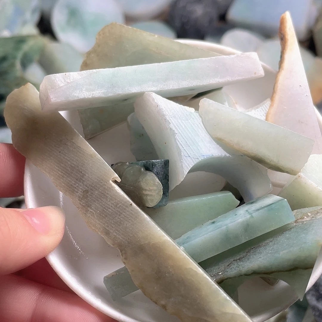 颈饰未镶嵌翡翠。