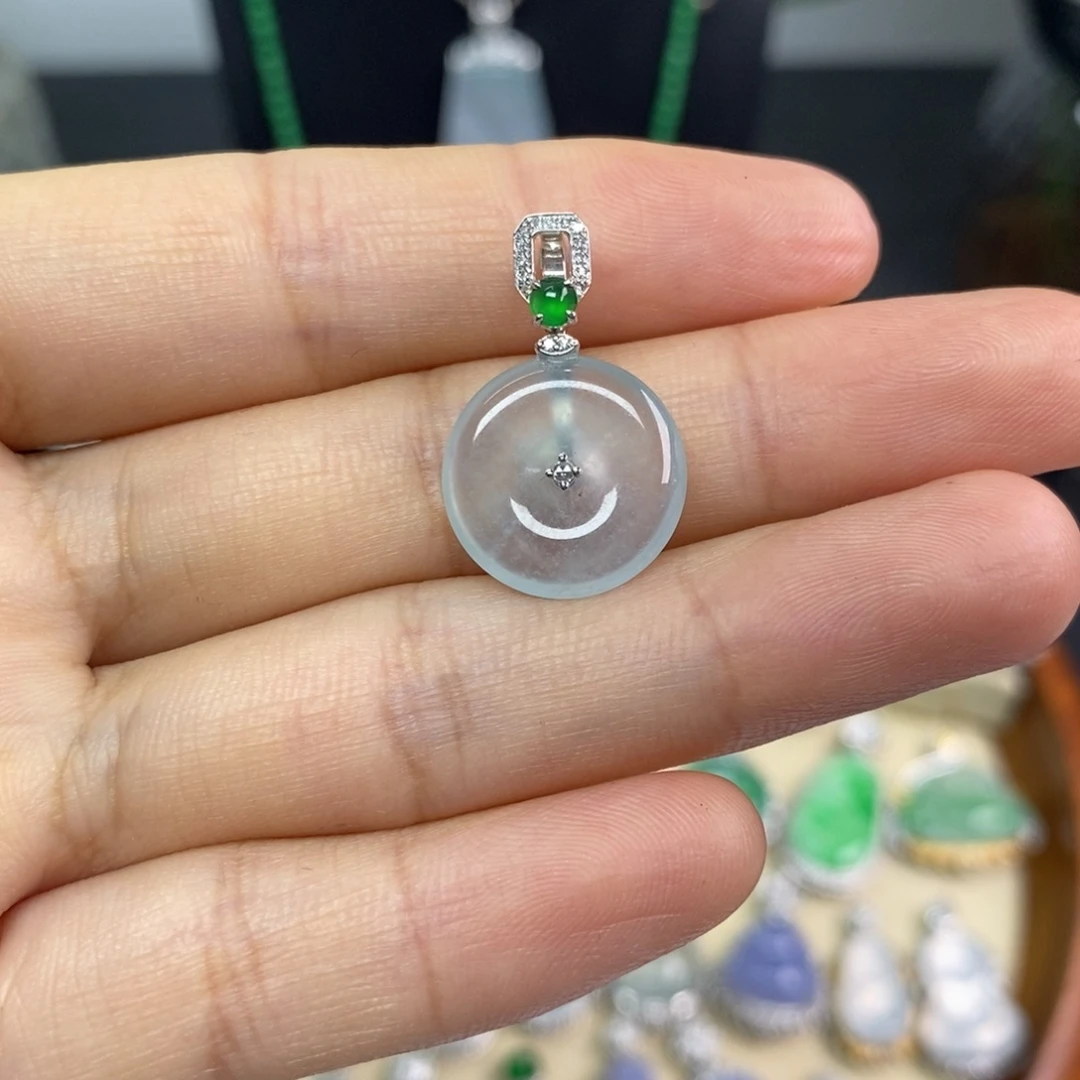 翡翠18K金镶嵌颈饰翡翠