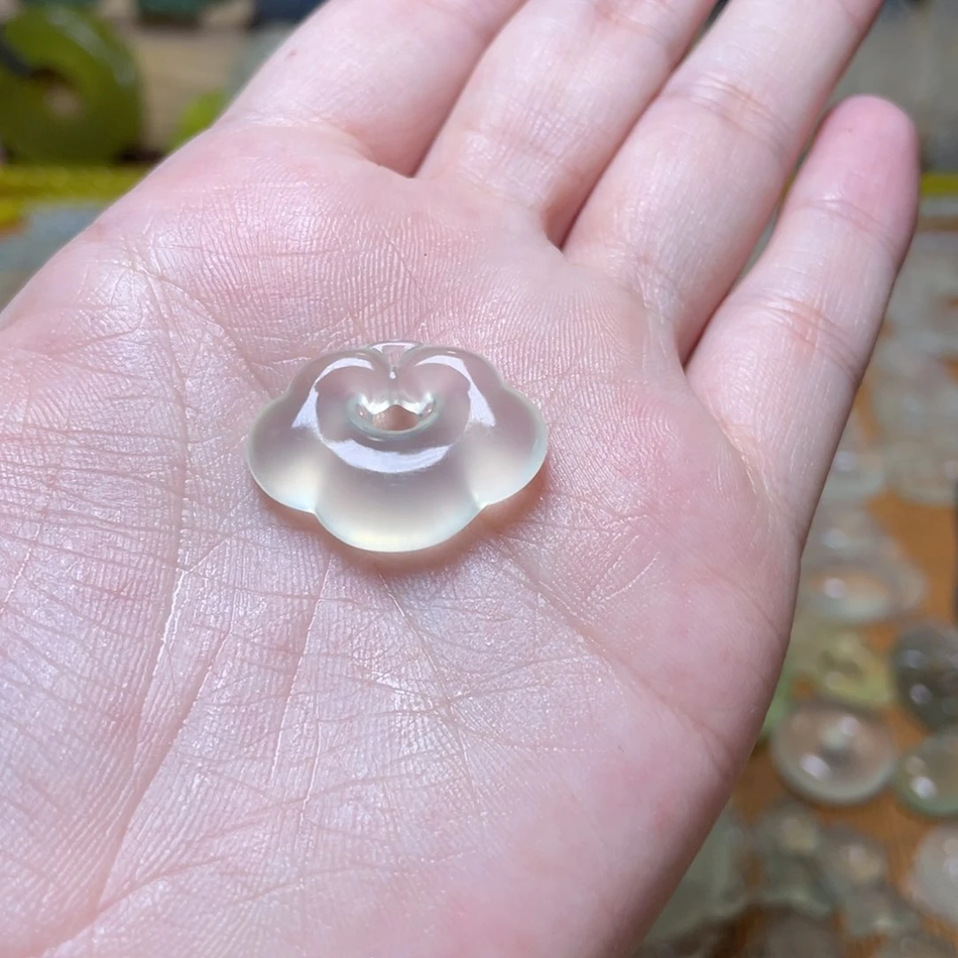 蛇纹石玉吊坠未镶嵌灵**?