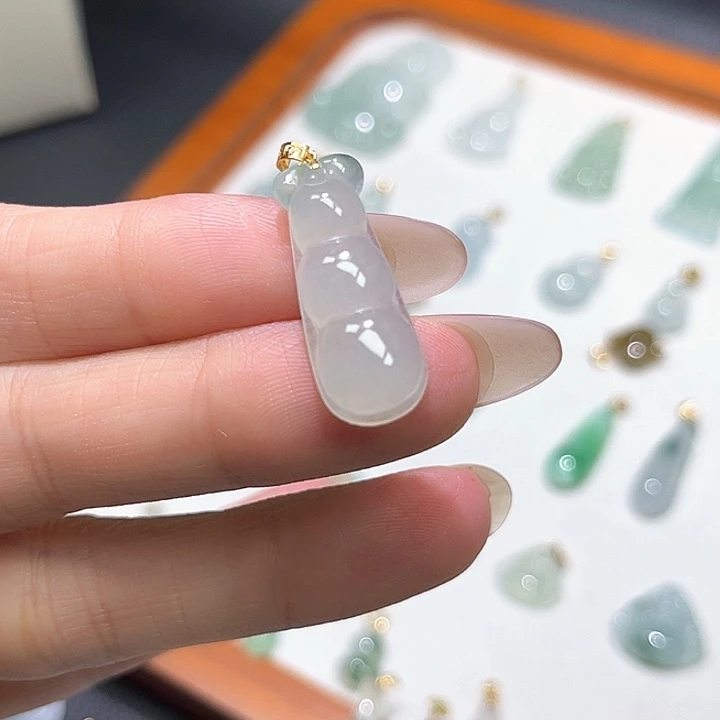 颈饰18K金镶嵌翡翠