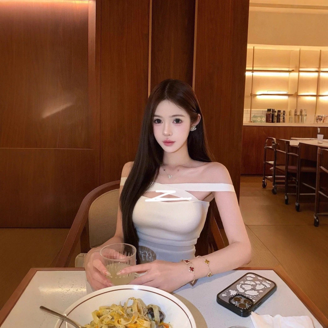 法式纯欲风性感一字肩交叉上衣女夏气质辣妹修身短款小衫白色