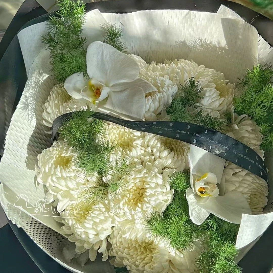 【祭祀祭奠】15朵菊花花束搭配2朵蝴蝶兰扫墓祭奠鲜花