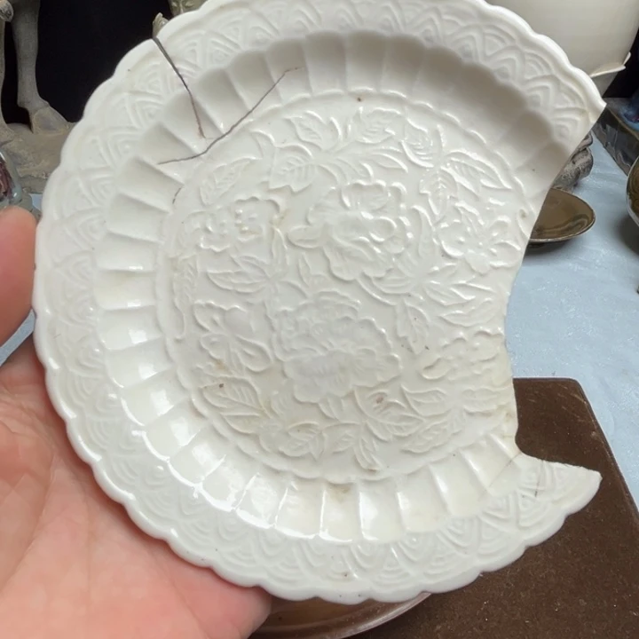 瓷片定窑盘子残件。