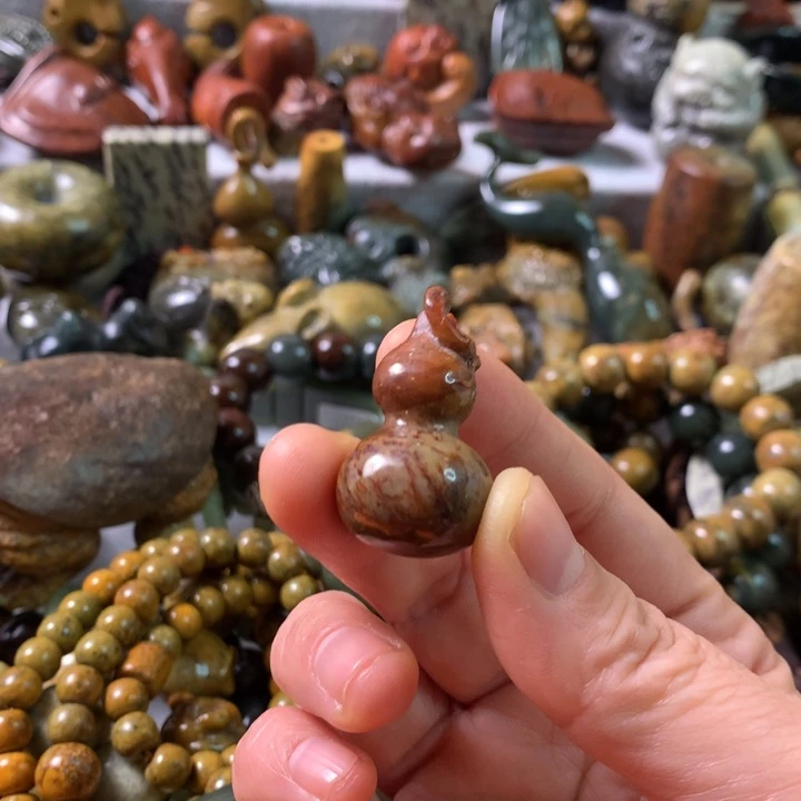 未镶嵌岫岩河磨玉（透闪石质玉）把件