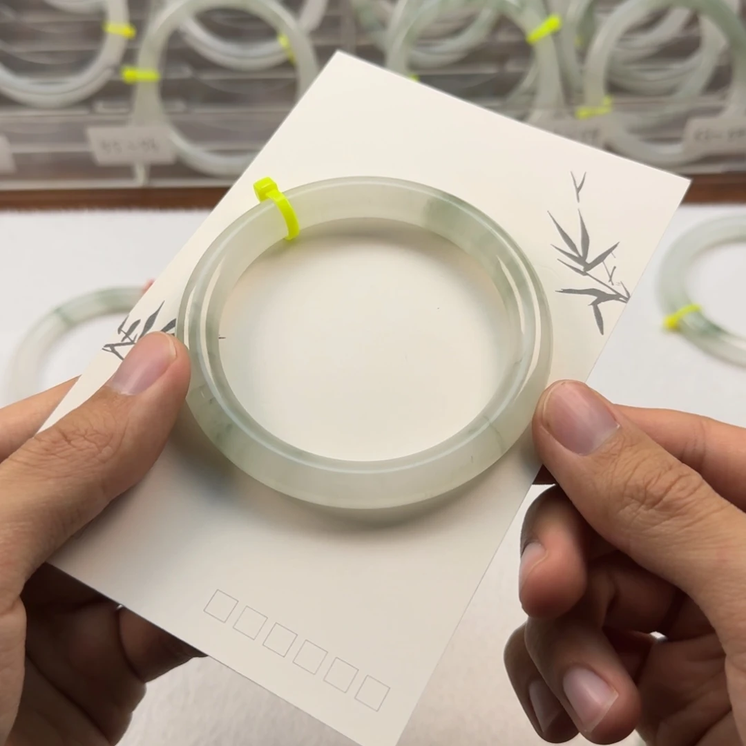 ****琰石英质玉（天山翠）未镶嵌手镯