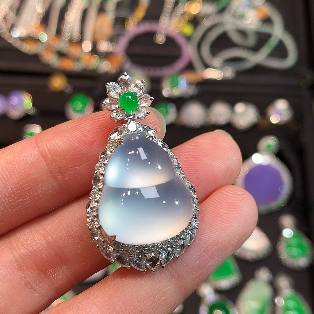 翡翠18K金镶嵌吊坠(赠链)玻璃种极光白胖葫芦吊坠