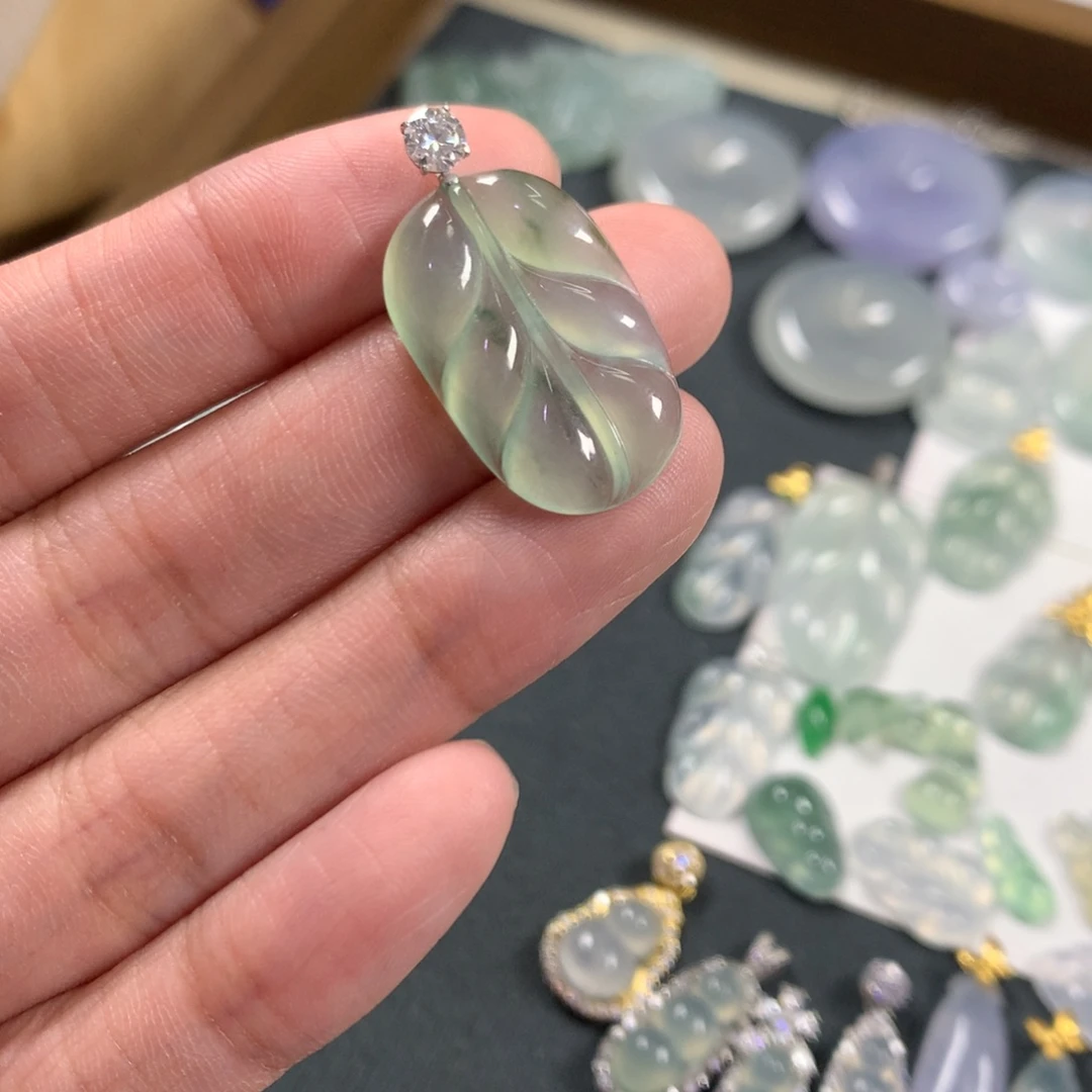 翡翠18K金镶嵌颈饰冰飘绿叶子