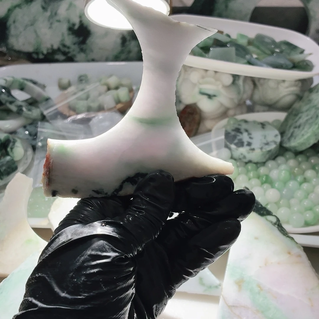 翡翠未镶嵌颈饰边角料