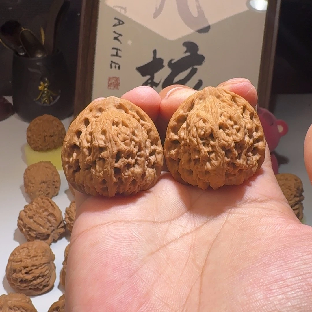 V***h吊坠文玩核桃40尺寸逐鹿南疆石