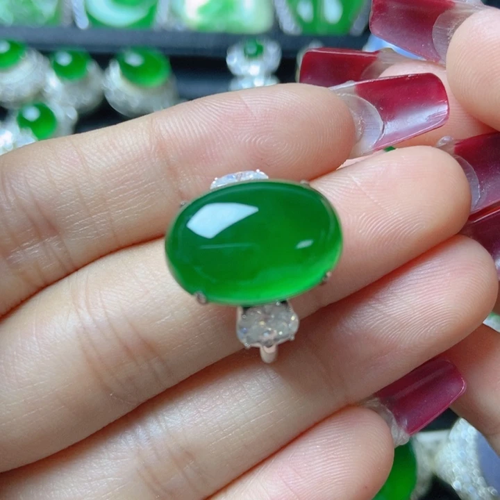 翡翠颈饰18K金镶嵌18。