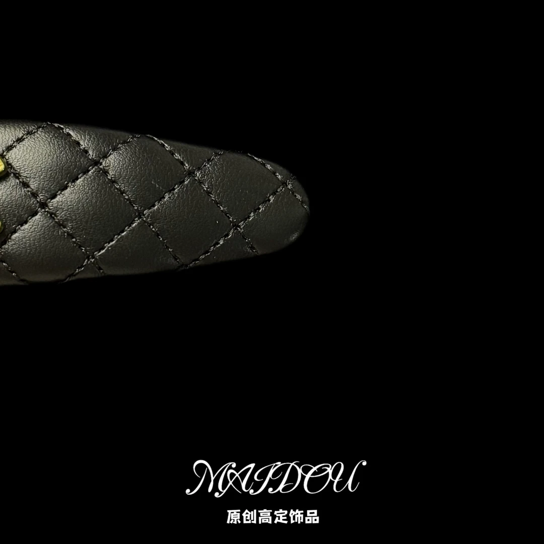 N-MAIDOU原创香香菱格皮面发夹掰掰夹