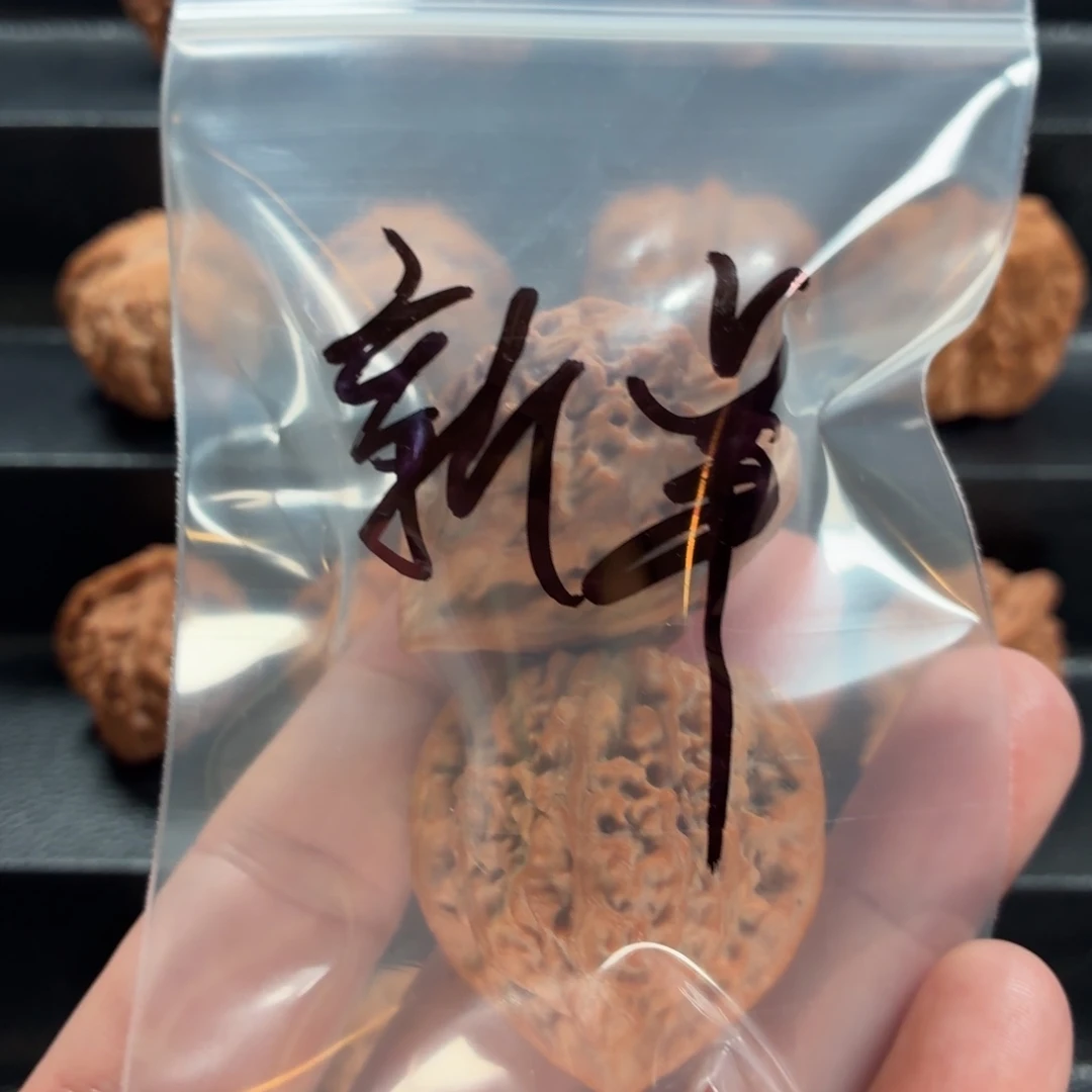 新***视桃核把件野生原树七步沟37轻微磕尖