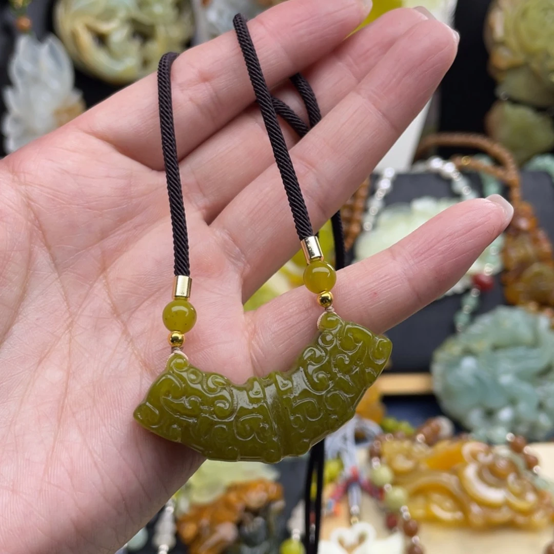 蛇纹石玉未镶嵌颈饰