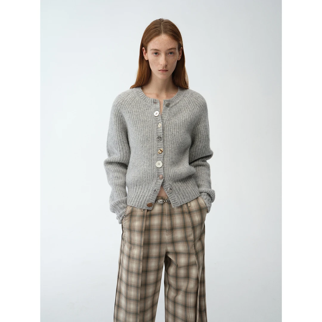 【时髦搭子】付智恩 北海道织恋 羊毛棉混纺圆领异型扣针织开衫上衣