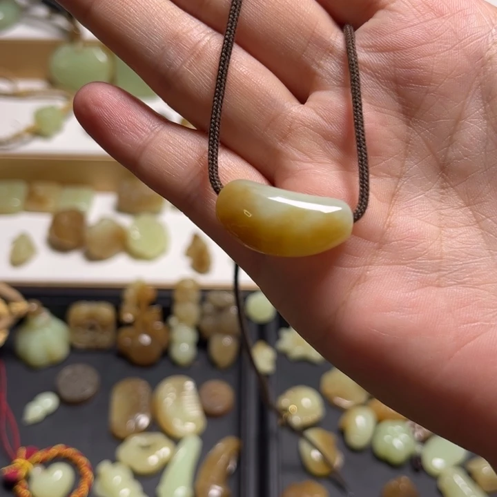 鲤****颈饰未镶嵌和田玉