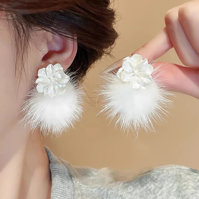 非金属羽毛耳饰 秋冬白色花朵毛绒球耳钉轻奢高级感气质2025耳饰