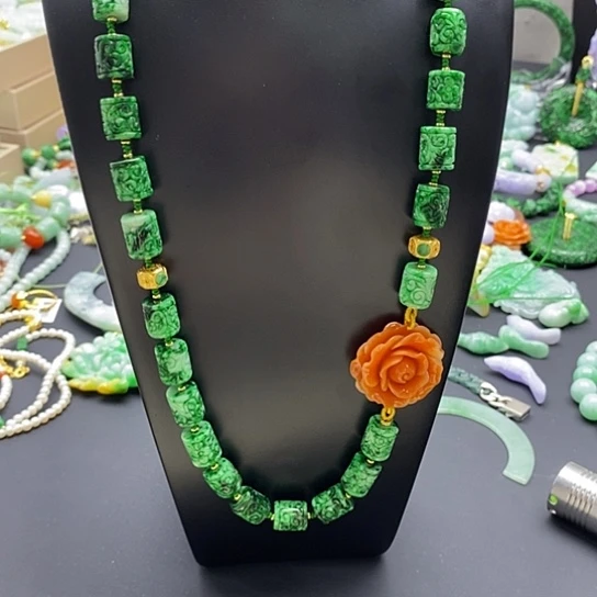 1***8翡翠未镶嵌颈饰翡翠项链